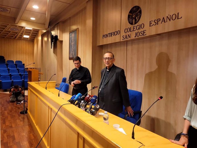 El cardenal Juan José Omella en una rueda de prensa en Roma, tras la elección del Papa León XIV.