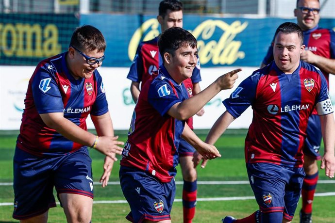 Futbolistas del Levante UD durante una prueba de LaLiga Genuine 2024/25.
