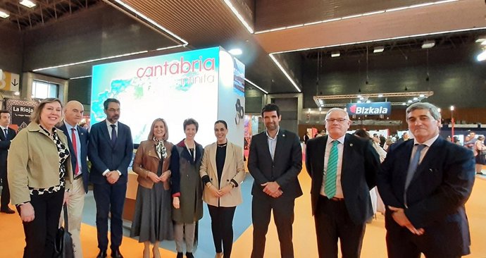 La directora recibe a las autoridades vascas y organizadores del salón en el estand de Cantabria