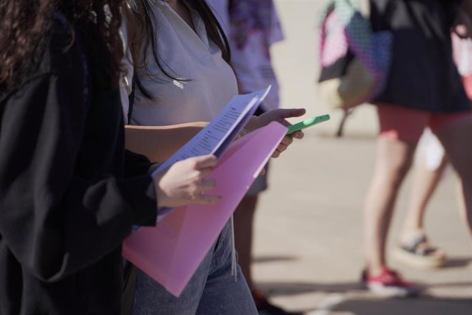 Archivo - Estudiantes antes de comenzar los exámenes de la EBAU 