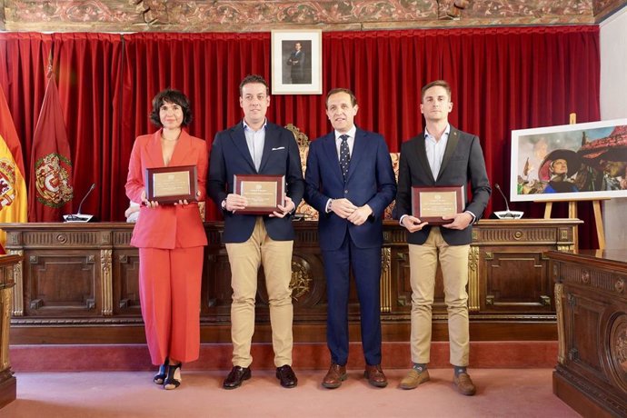 El presidente de la Diputación de Valladolid, Conrado Íscar, junto a los galardonados en los 28 Premios de Periodismo Provincia de Valladolid