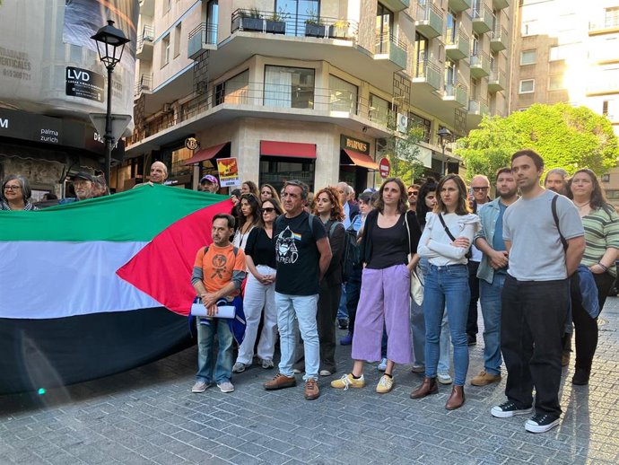 La secretaria general de Podemos, Ione Belarra, y la regidora en el Ayuntamiento de Palma de la formación, Lucía Muñoz, entre algunos de los participantes en la concentración.