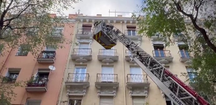 Extinción de un incendio en la calle Canarias, en Arganzuela