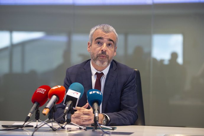 El presidente de Aena, Maurici Lucena, atiende a los medios de comunicación, en la sede de Aena, a 9 de mayo de 2025, en Madrid (España). Durante su comparecencia, el presidente de Aena ha ofrecido información sobre la situación de las personas sin hogar 