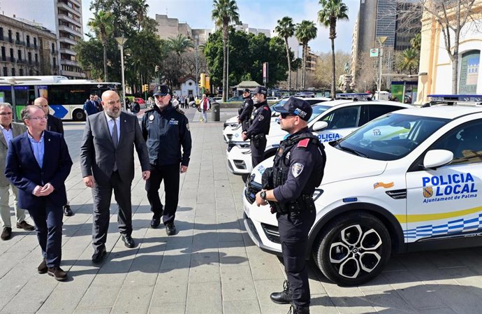 Archivo - El alcalde de Palma, Jaime Martínez, junto al regidor de Seguridad Ciudadana, Miquel Busquets, y el jefe de la Policía Local, Guillem Mascaró, pasa revista a los nuevos vehículos policiales.
