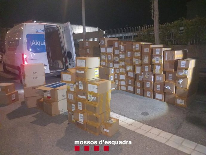 Los Mossos recuperan mercancía robada del interior de un camión estacionado en un área de servicio de Alfés (Lleida)