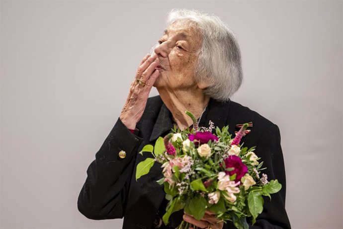 Archivo - 28 November 2022, Berlin: Holocaust survivor Margot Friedlander throws a kiss on the hand into the audience at the Margot Friedlander Award ceremony. The Schwarzkopf Foundation Young Europe Prize is awarded to students from all over Germany who 