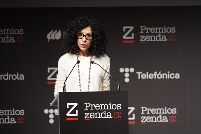 Archivo - La escritora Leila Guerriero recibe el Premio Zenda de Narrativa, por 'La llamada', durante la ceremonia de entrega de la primera edición de los Premios Zenda, en la Real Fábrica de Tapices, a 14 de enero de 2025, en Madrid (España). La primera 