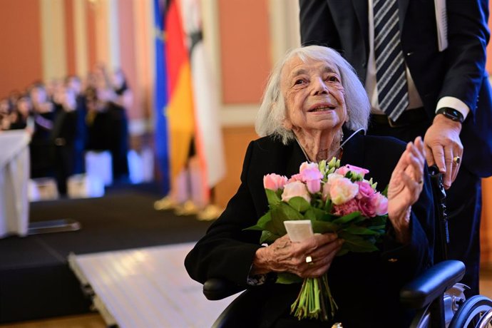 07 May 2025, Berlin: Margot Friedlaender, Holocaust survivor and honorary citizen of Berlin, leaves stage during a commemorative event of the Berlin Senate and House of Representatives in the Fest- und Wappensaal of the Rotes Rathaus following a reading f
