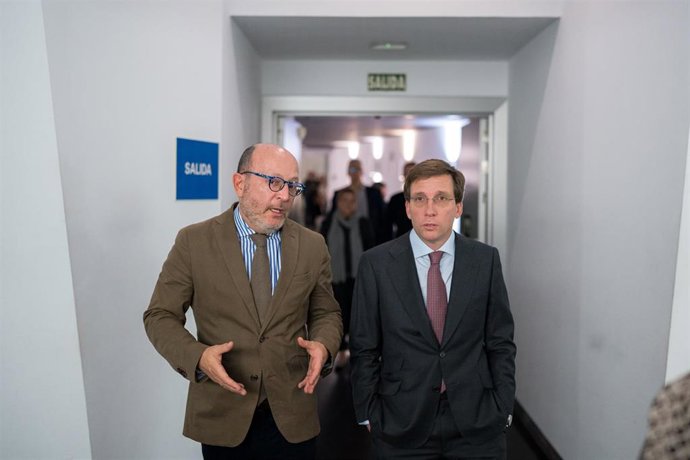 Archivo - El alcalde de Madrid, José Luis Martínez-Almeida, acompañado por el delegado de Políticas Sociales, Familia e Igualdad, José Fernández