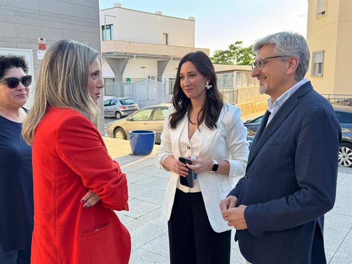 El secretario general del PSOE de Málaga, Josele Aguilar, junto a la vicesecretaria general del PSOE-A, María Márquez, y a la secretaria general del PSOE local, Marinieves Ramírez, en la celebración del premio cultural Manuel Guerra.