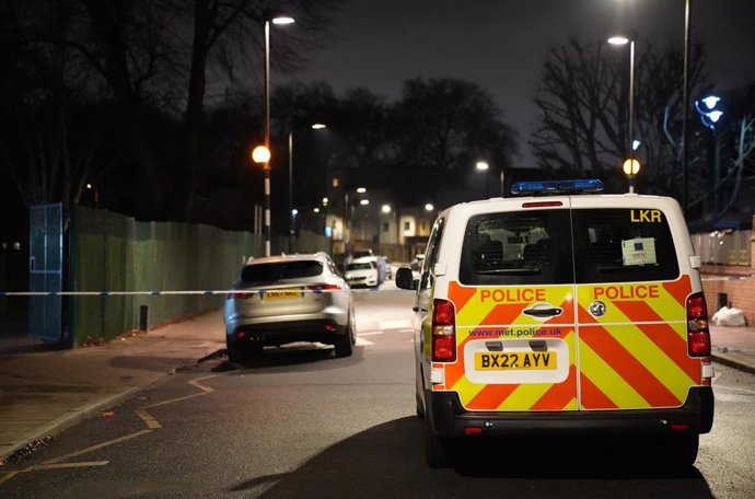 Archivo - 06 December 2023, United Kingdom, London: The scene following a shooting incident where a woman has died and two people, one a teenager, have been left injured, near Vine Close, Hackney. Three people were found with gunshot wounds after police w