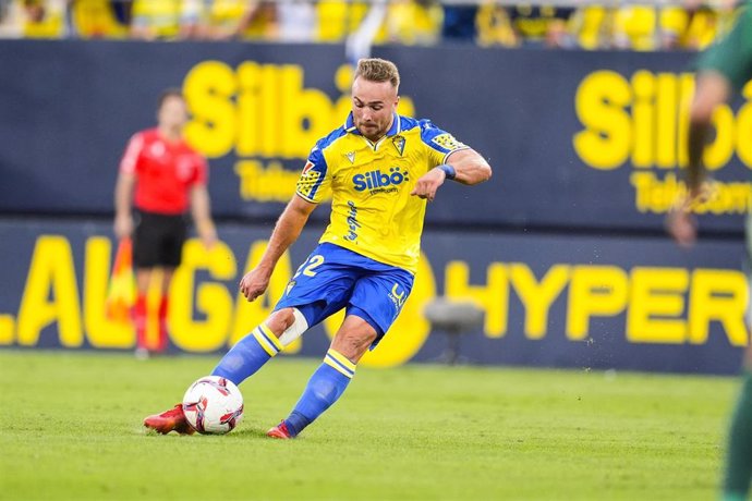 Archivo - Javi Ontiveros, en un partido con el Cádiz CF.