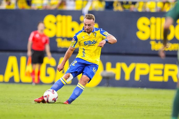 Archivo - Javi Ontiveros of Cadiz CF in action during the Spanish league, LaLiga Hypermotion, football match played between Cadiz FC and Racing de Ferrol at Nuevo Mirandilla stadium on September 15, 2024, in Cadiz, Spain.
