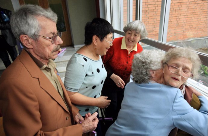 Previous peers who stayed at Ivanovo International Children's Home during the Soviet Union's Great Patriotic War reconnected in 2008 (Photo: Xinhua)
