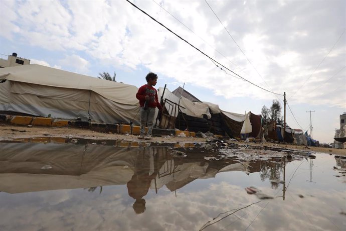Archivo - Desplazados palestinos en un campo de refugiados en la Franja de Gaza