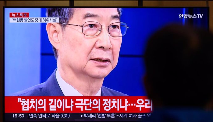 May 1, 2025, Seoul, South Korea: A Man look at a 24-hour Yonhap news TV broadcast at Seoul Railway Station showing a news broadcast with shows acting South Korean President and Prime Minister Han Duck-soo delivers an address to the public at the governmen