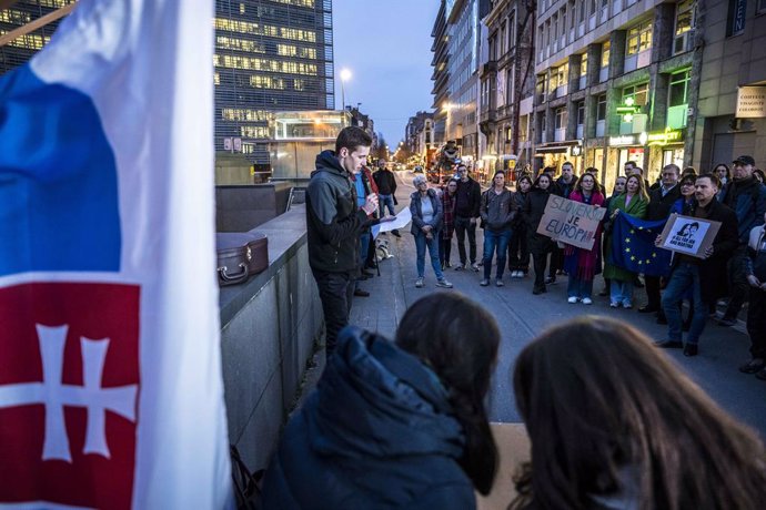 Archivo - February 21, 2025, Brussels, Bxl, Belgium: Demonstrators hold banners reading "Slovakia is in Europe" and "All for Jan and Martina" during a protest in front of the European Commission headquarters Brussels, Belgium on 21/02/2025 The protest mar