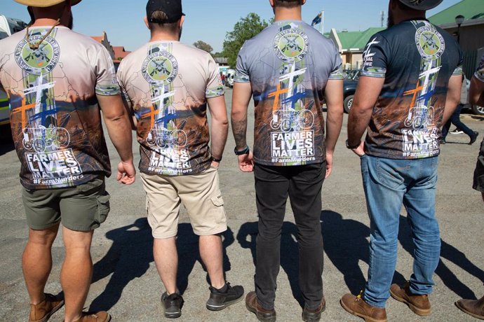 Archivo - October 16, 2020, Senekal, South Africa: Supporters of white farmers standing outside the magistrates court during the protest..A tense standoff between white farmers and Black activists gripped the South African town of Senekal, as two men accu