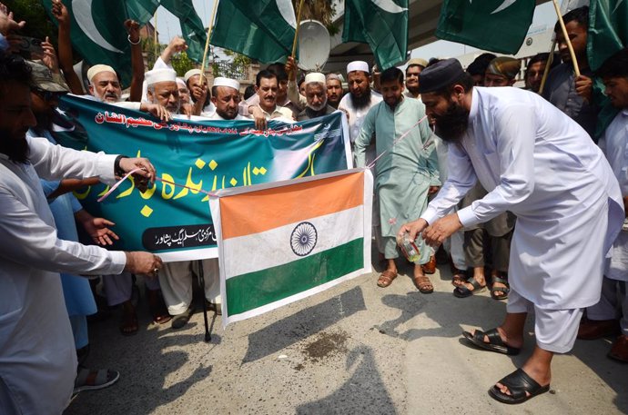 May 7, 2025, Peshawar, Peshawar, Pakistan: PMML party protest following India's missile strikes in Pakistan..Supporters of Islamic political party Pakistan Markazi Muslim League (PMML) hold national flags as they shout anti-India slogans during a protest 