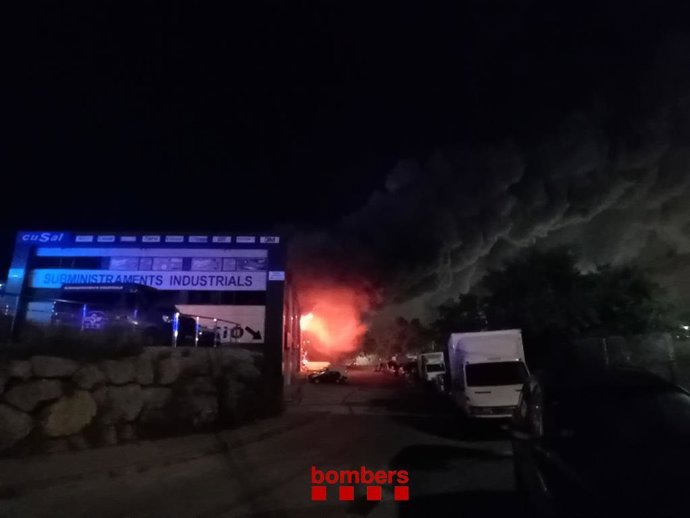 Incendio en una fábrica en Vilanova y la Geltrú.
