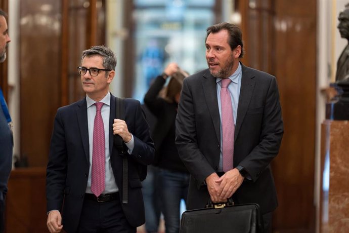 Archivo - El ministro de Presidencia, Justicia y Relaciones con las Cortes, Félix Bolaños (i) y el ministro de Transportes y Movilidad Sostenible, Óscar Puente (d), en el Congreso de los Diputados.