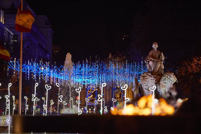 Archivo - Iluminación callejera encendida en la capital 