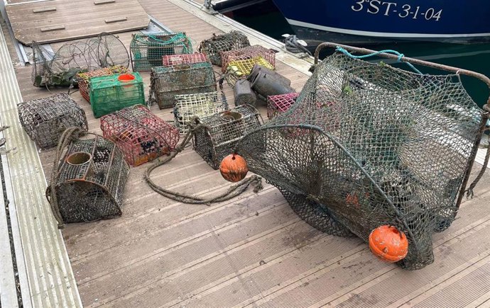 Agentes del Medio Natural incautan 24 artes de pesca prohibidas en la Bahía de Santoña