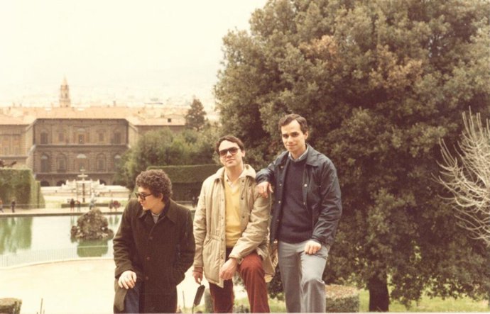 Jovencísimos agustinos con Francis F. Prevost (a la derecha) junto a Pedro Luis Moráis, agustino que aún sigue en Calahorra