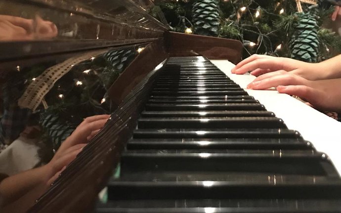 Archivo - Manos en un piano.