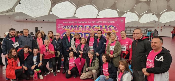 Foto de familia de las autoridades y responsables de la 48 Marcha Asprona de Valladolid que ha sido suspendida