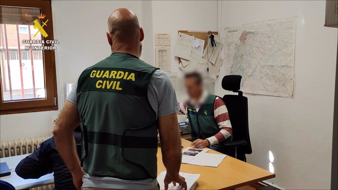 Agentes de la Guardia Civil durante la investigación para detener a una pareja por estafar más de 250.000 euros a la persona que cuidaban.