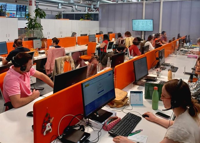 Personal de la Agencia Tributaria atiende las llamadas telefónicas de los contribuyentes.