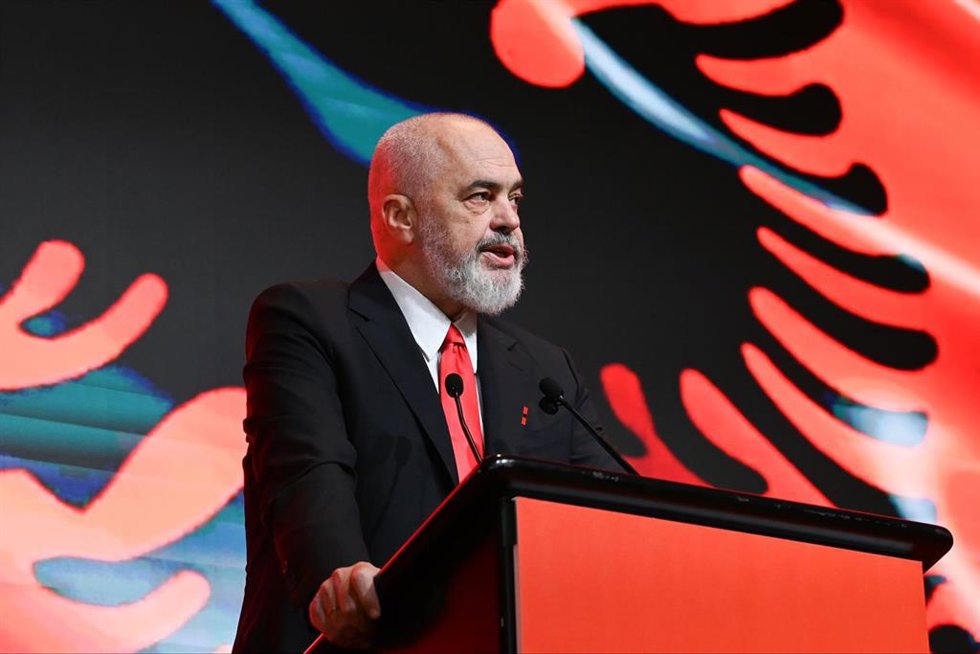 Archivo - El primer ministro de Albania, Edi Rama, durante un acto de campaña con migrantes albaneses en Salónica, Grecia (archivo)
