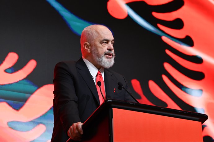 Archivo - El primer ministro de Albania, Edi Rama, durante un acto de campaña con migrantes albaneses en Salónica, Grecia (archivo)