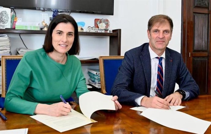 Gema Igual y Enrique Conde firman el convenio de colaboración