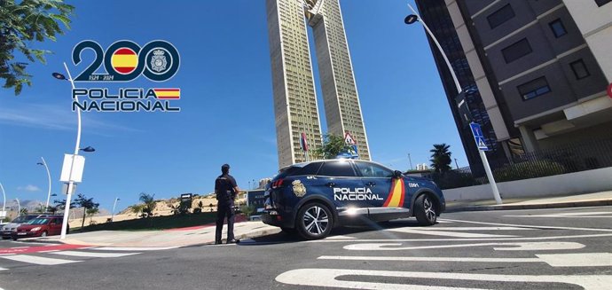 Agente y vehículo de la Policía Nacional