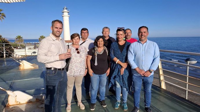 El coordinador general de IU Andalucía y diputado por Sumar en el Congreso, Toni Valero, y la coordinadora provincial de IU en Málaga, Toni Morillas, junto a representantes de la formación en Torrox.