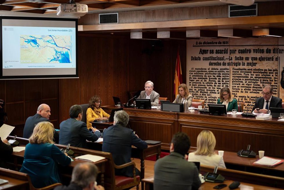 Archivo - El catedrático de Ingeniería Hidráulica y Medio Ambiente de la Universidad Politécnica de Valncia (UPV), Félix Ramón Francés García (1i) y el presiente de la comisión es Gerardo Camps (4i).