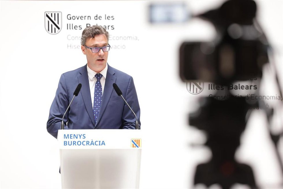 El vicepresidente del Govern y conseller de Economía, Hacienda e Innovación, Antoni Costa, en rueda de prensa. Archivo.
