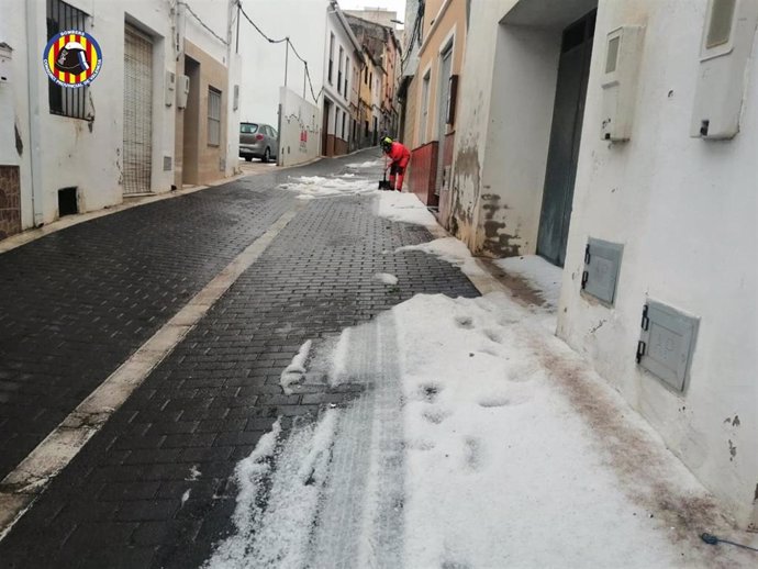 Efectivos de Bomberos de Valencia retiran granizo en l'Olleria