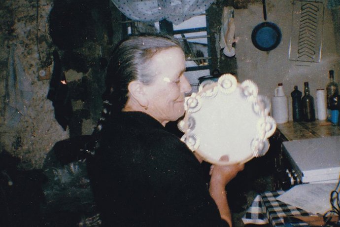 Adolfina Casás Rama fotografada por la musicóloga suíza Dorothé Schubarth en Vila da Igrexa Cerceda