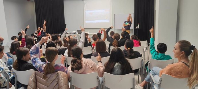 'Canarias 1500Km De Costa' Viaja A Centros Escolares De Bilbao Para Exponer Las Claves Ante Situaciones De Riesgo En El Agua