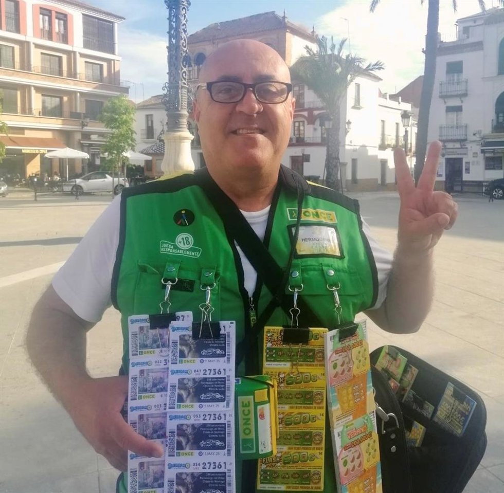El vendedor de la ONCE, Hermógenes Ramírez, reparte premios en Carmona (Sevilla).
