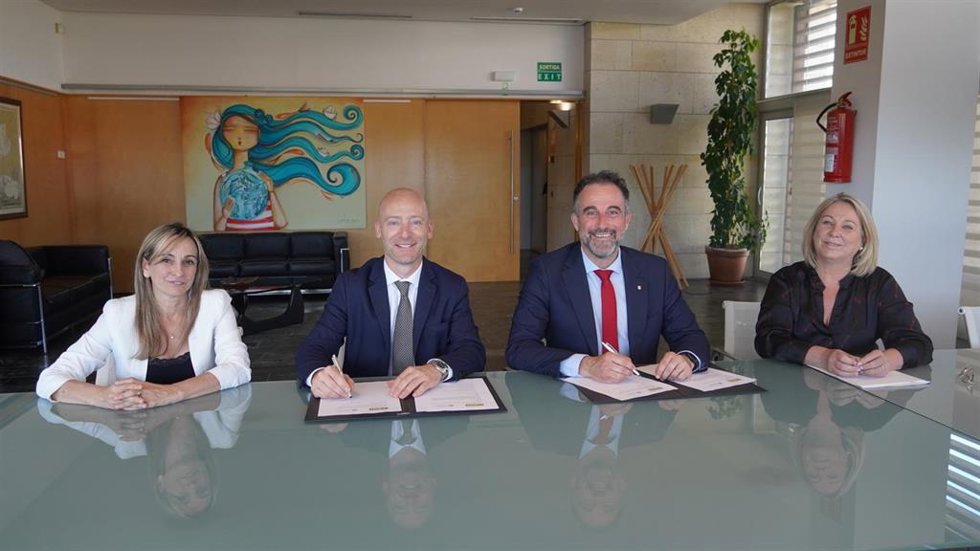 El conseller de Vivienda, Territorio y Movilidad, José Luis Mateo, y el presidente del Consell de Menorca, Adolfo Vilafranca, firman el convenio para la cesión de una vivienda por parte del Ibavi al Consell para menores con problemas de conducta