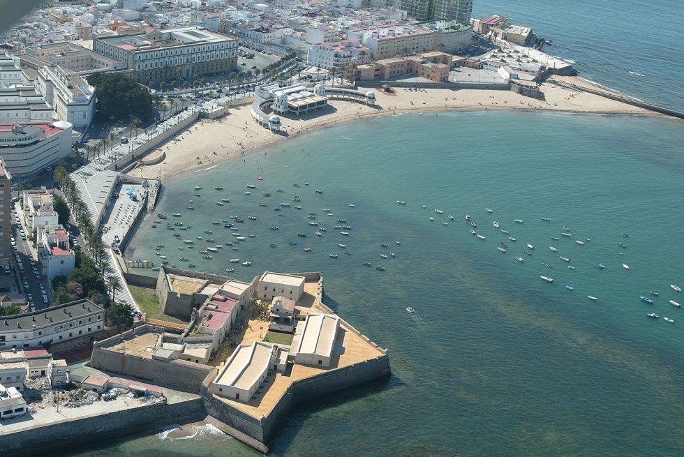 Vista aérea de la playa de la Caleta y el Baluarte del Orejón.