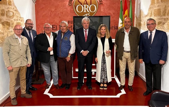 El Ayuntamiento de El Puerto celebra la tertulia 'De Sal y Oro' sobre el apoyo sanitario en los festejos taurinos.