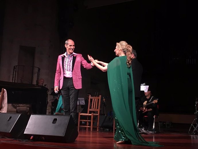 La cantante Pilar Boyero y el actor Manuel Bandera durante el concierto 'Diálogos prohibidos. De Molina a Solana'