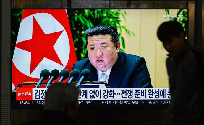 Archivo - El lider de Corea del Norte, Kim Jong Un, durante un acto oficial retransmitido a través de una pantalla de televisión en una estación de tren de Corea del Sur (archivo)