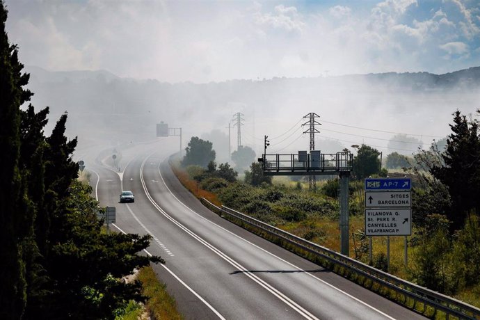 Imagen del humo tóxico muy cercana a la empresa incendiada en Vilanova